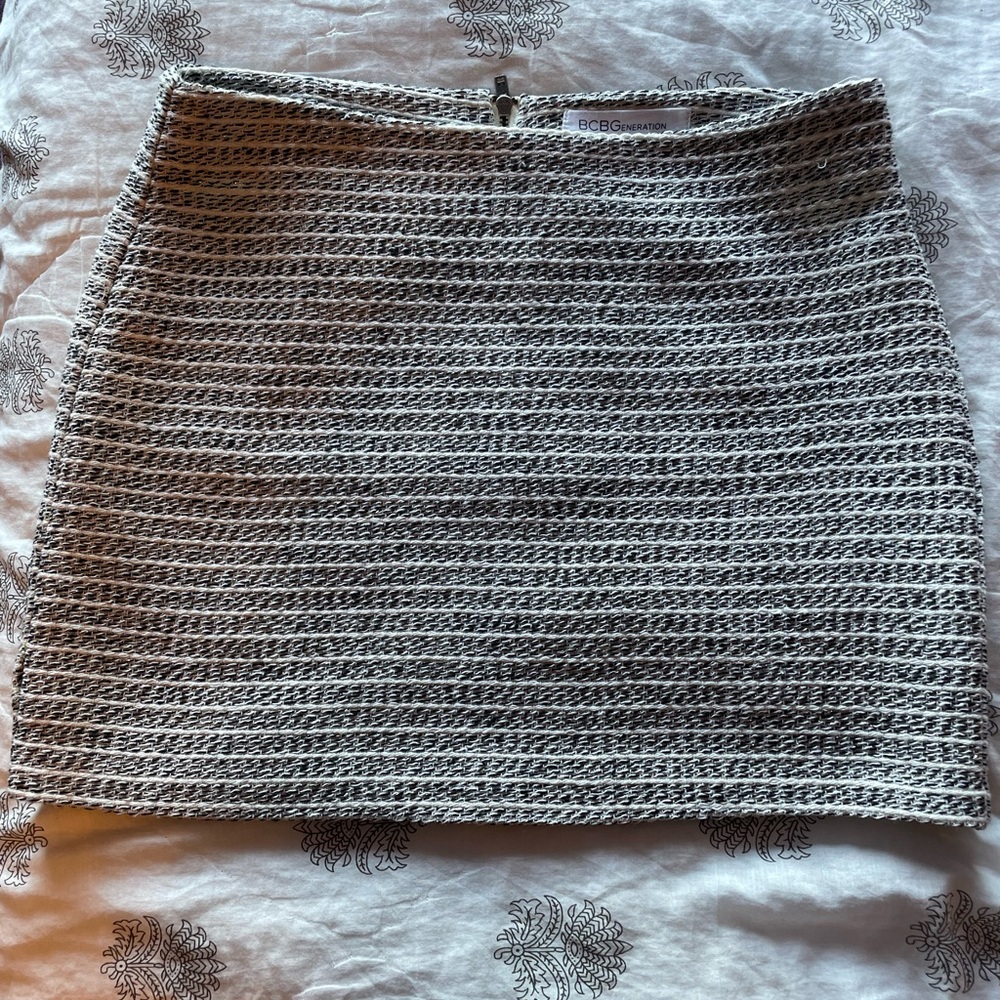 BCBG Generation tweed skirt. Size xs in excellent condition.